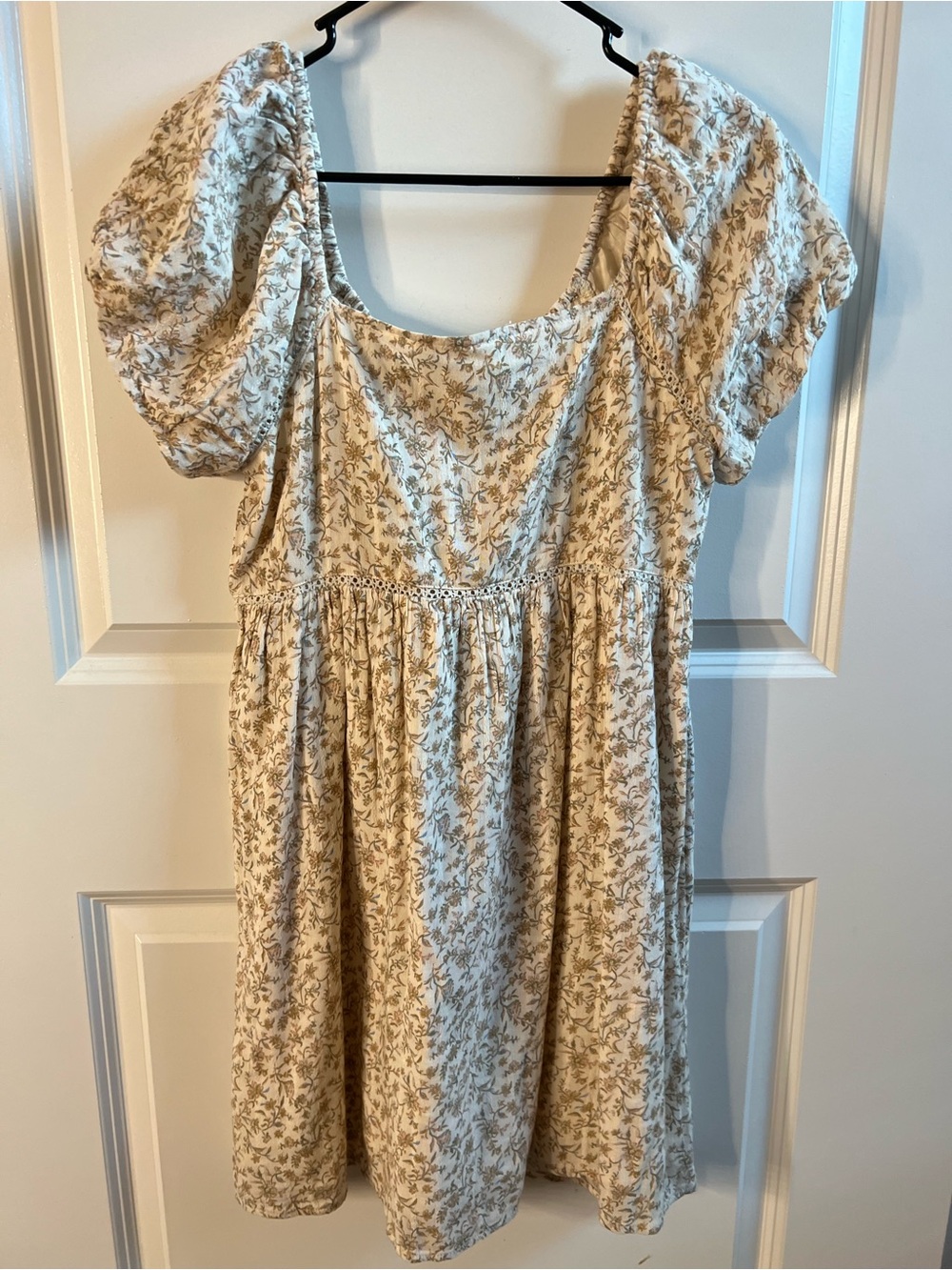 American Eagle Outfitters Cream Floral Puff-Sleeve Dress